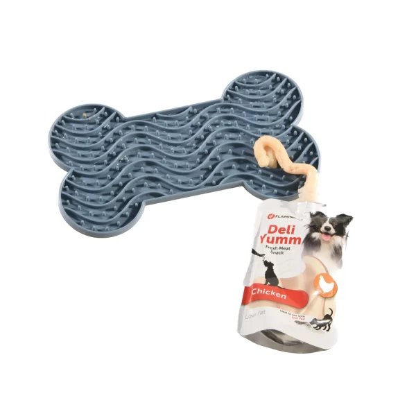 compote au poulet pour chien etalee sur le tapis a lecher taille m